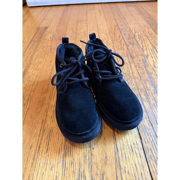 UGG Boots Womens Size 7 Black Neumel Chukka Ankle Suede Shearling Lined 1094269 - Picture 1 of 9